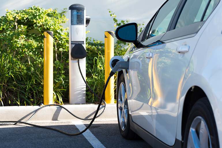 Coche eléctrico cargando